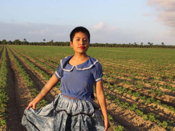 La beneficiaria de DACA, Catalina 'Xochitl' Santiago, posando en la zona agrícola de El Paso, Texas.