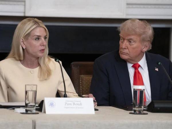 La fiscal general de Estados Unidos, Pam Bondi, junto al presidente, Donald Trump.