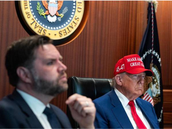 El presidente estadounidense, Donald Trump, y el vicepresidente estadounidense, JD Vance (I), en la Sala de Situación de la Casa Blanca durante el ataque a Irán.
