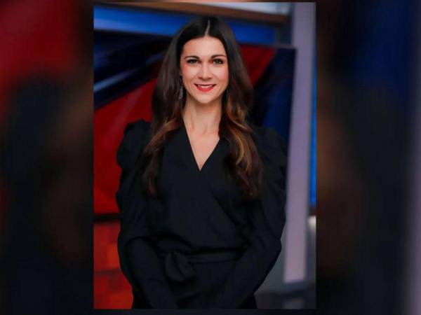 La comunidad periodística y deportiva se encuentra conmocionada tras la muerte de la reconocida presentadora y reportera deportiva Christina Chambers, quien fue hallada sin vida junto a su esposo dentro de su vivienda el pasado 17 de diciembre en Hoover, Alabama. Su caso aún permanece rodeado de interrogantes.