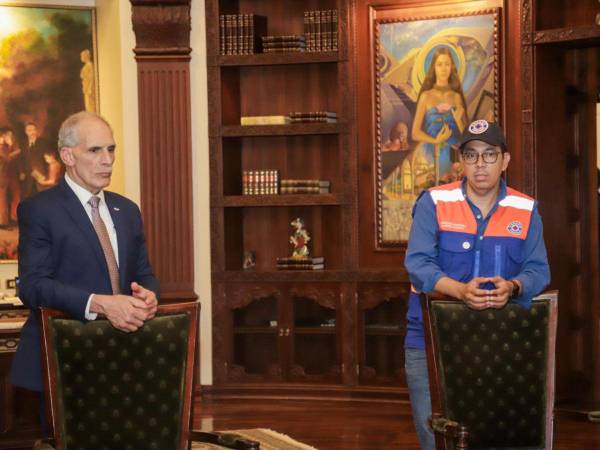 Nasry Asfurta, presidente de Honduras, y Reinaldo Sánchez, ministro de Copeco.