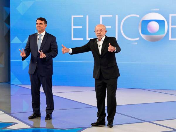 El presidente de Brasil y candidato a la reelección, Luiz Inácio Lula da Silva, y el candidato de la oposición Flávio Bolsonaro, durante un debate antes de la segunda vuelta de las elecciones presidenciales.