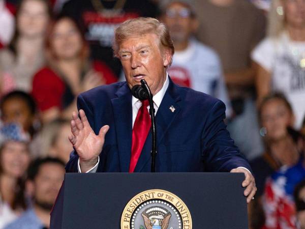 El presidente de EE.UU., Donald Trump, pronuncia un discurso en un acto de campaña de apoyo de los candidatos republicanos este miércoles, donde pidió a los texanos que afronten las elecciones legislativas como si él mismo estuviera en la papeleta y volvió a ofrecer 5.000 dólares si los republicanos ganan una de las dos cámaras del Congreso, en San Antonio, Texas.
