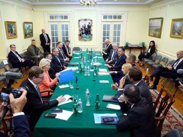 Zelenski junto al secretario general de la OTAN, Mark Rutte, la presidenta de la Comisión Europea, Ursula von der Leyen, el primer ministro británico, Keir Starmer, y la primera ministra italiana, Giorgia Meloni, en una reunión previa a su encuentro con Trump.