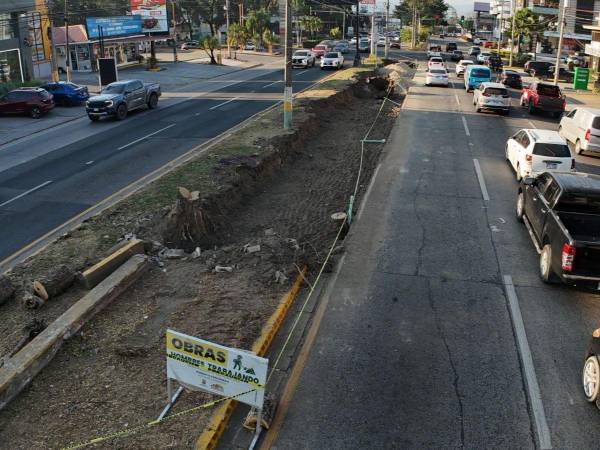 La municipalidad colocó un rótulo que indica que en la mediana se hará una bahía vehicular.