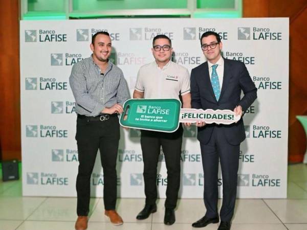 El ganador de la promoción de Banco LAFISE posó junto a su nuevo vehículo, acompañado de los ejecutivos.