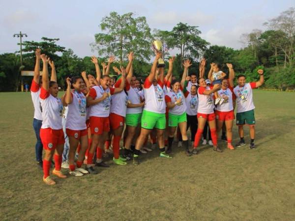Las jugadoras de Marathón Femenino celebran por todo lo alto la conquista del título.