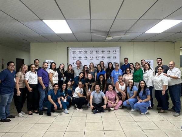 El equipo de profesionales de la salud de la Universidad de Minnesota y la Liga Contra el Cáncer durante el desayuno de bienvenida que se llevó a cabo el domingo 9 de noviembre.