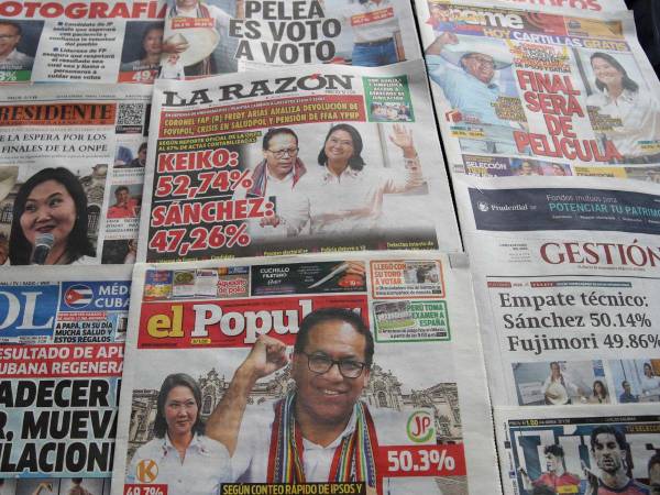 Fotografía del 8 de junio de 2026 que muestra portadas de distintos diarios de Perú