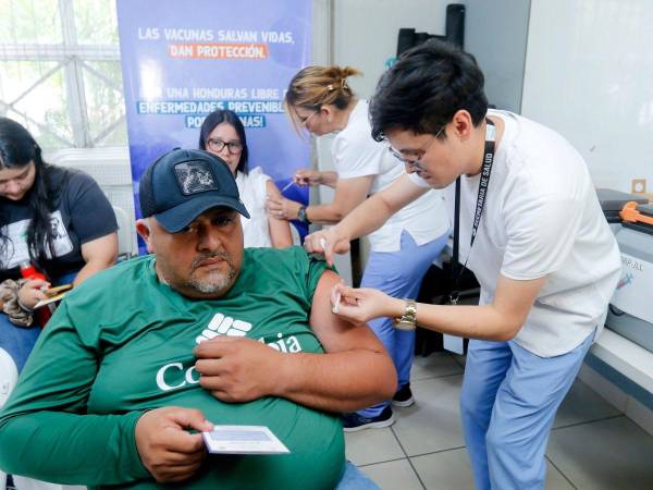 Personal de salud y comunicadores se vacunaron el viernes en la jornada de prevención.