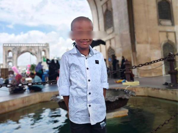 Un caso ocurrido en un centro educativo ha generado indignación luego de que un alumno de preescolar, identificado como Pranay Teja, muriera después de un incidente en el que, según reportes, habría sido golpeado por su maestra como castigo por no realizar una tarea. El hecho quedó registrado en video y posteriormente se difundió en redes sociales.