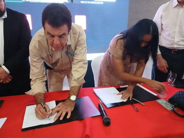 El candidato presidencial del Partido Liberal, Salvador Nasralla, durante la firma del acuerdo con Planaponh.
