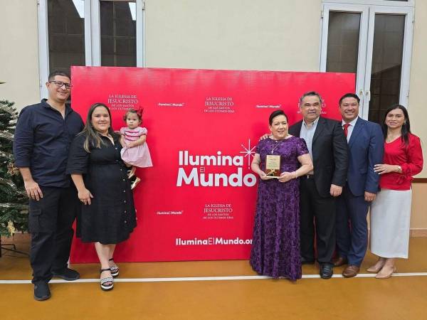La doctora Blanca Echeverry de Hernández recibió el reconocimiento ‘Ilumina el Mundo - Experimenta Su Luz 2025’ en compañía de su familia.