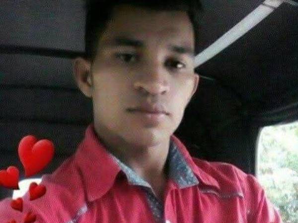 Fotografía en vida de Selvin Sabillón, pastor y vendedor de joyas.