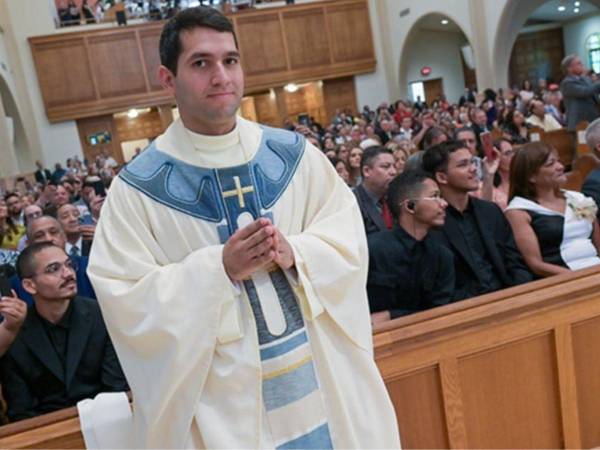 El sacerdote venezolano, Gustavo Santos, en la iglesia católica St. John Neumann de Miami.