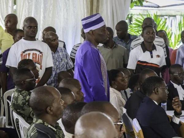 El autoproclamado pastor y exlíder de una secta Paul Mackenzie (a la derecha), junto a sus coacusados, asiste a la lectura de la sentencia de su juicio por asesinato en los juzgados de Mombasa, en Mombasa