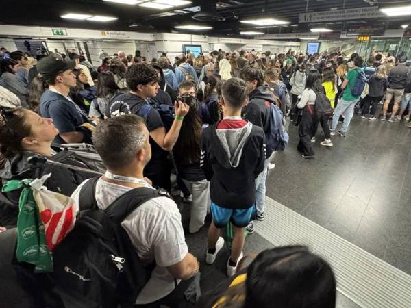 Cientos de jóvenes abarrotan una estación de tren en Roma.