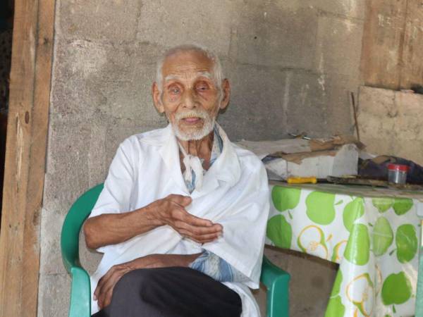 Don José Lorenzo Oseguera Flores, mejor conocido en la aldea Monte Abajo en el departamento de Colón como don“Lionso” sigue clamando ayuda del Gobierno de la presidenta Xiomara Castro para que le reconecten el servicio de energía eléctrica.