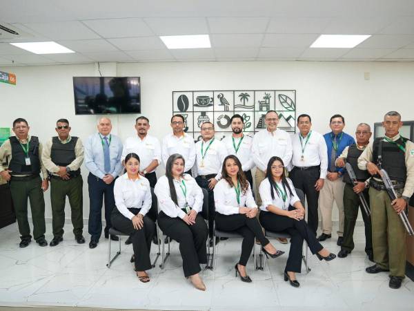 El equipo de colaboradores de la nueva sucursal de Banco de Occidente en la Plaza Comercial Dabess, en Santa Rita, Yoro.