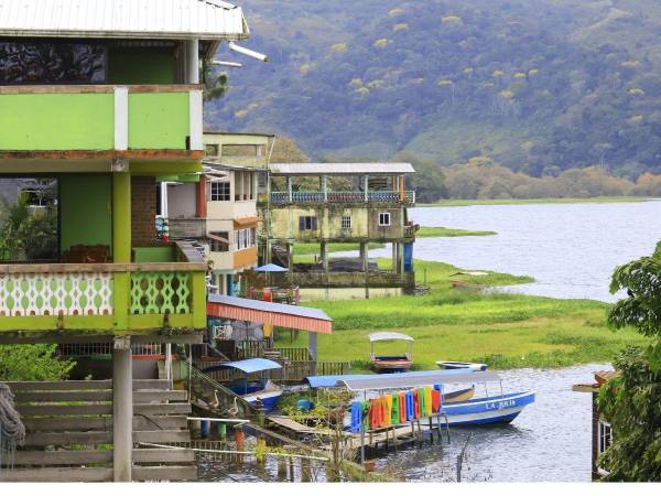 Si usted está pensando qué hacer durante esta Semana Santa junto a su familia o amigos, le presentamos diversas opciones en el Lago de Yojoa. Este destino turístico se encuentra a una distancia aproximada de 84 a 95 kilómetros de San Pedro Sula, en el norte de Honduras. El tiempo estimado de viaje es de 1 hora con 45 minutos a 2 horas, dependiendo del tráfico y del punto específico al que se dirija dentro de la zona del lago.