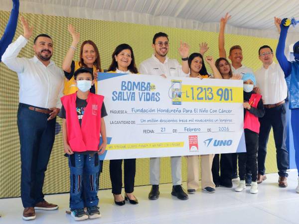 Representantes de Gasolineras UNO y de la Fundación Hondureña para el Niño con Cáncer durante el acto de entrega del donativo recaudado con la campaña “La Bomba que Salva Vidas”.