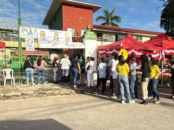 En el centro de votación ubicado en el Instituto San Vicente de Paúl, en la colonia Trejo, las mesas continúan sin operar.