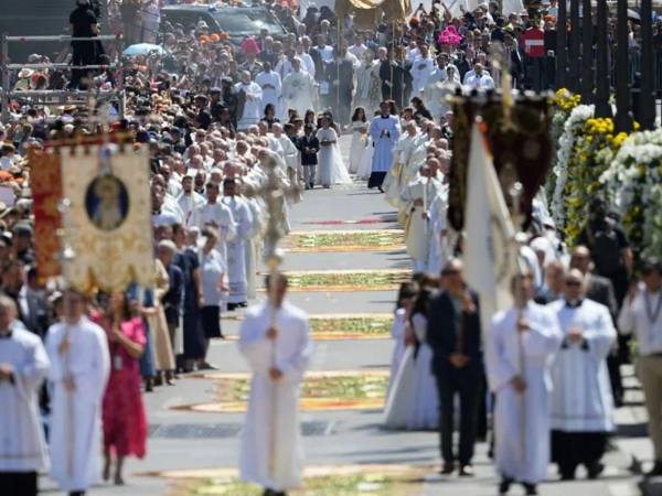 Visita general de la procesión del Corpus Christi tras la misa oficiada por el papa León XIV.