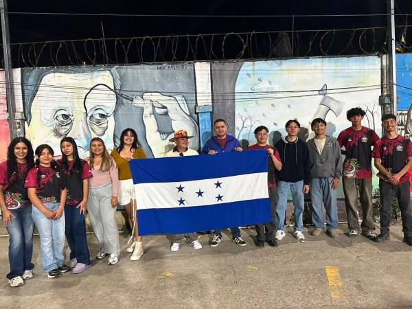 Un grupo de 12 integrantes del Ballet Folklórico Raíces Marcalinas, de Marcala, La Paz, permanece varado en Colombia tras el terremoto de magnitud 7.4 que sacudió varias regiones de ese país este lunes, justo cuando se disponían a regresar a Honduras luego de participar en un festival internacional de danza folclórica.