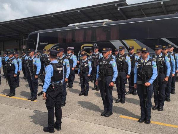 Policía refuerza vigilancia en terminales y sitios turísticos durante el feriado.