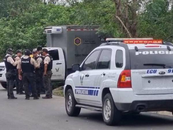 Los cuerpos calcinados de cinco personas fueron hallados dentro de un vehículo este sábado en Ecuador, en una vía secundaria del municipio de Montecristi, perteneciente a la provincia costera de Manabí, un hecho que ya es investigado por las autoridades policiales de la zona.