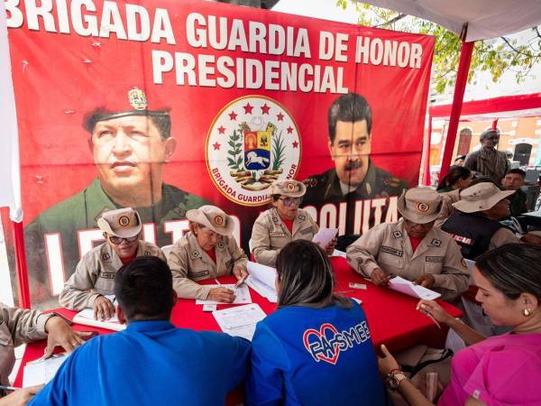 Un grupo de personas participan en la jornada de alistamiento de la Milicia Bolivariana de Venezuela, en Caracas.