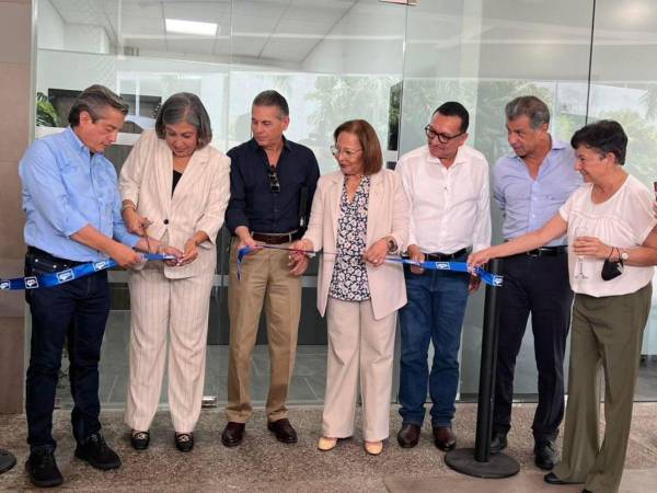 Anabel Gallardo, presidenta del Cohep, y empresarios de la zona norte cortan la cinta inaugural de la nueva oficina en San Pedro Sula.