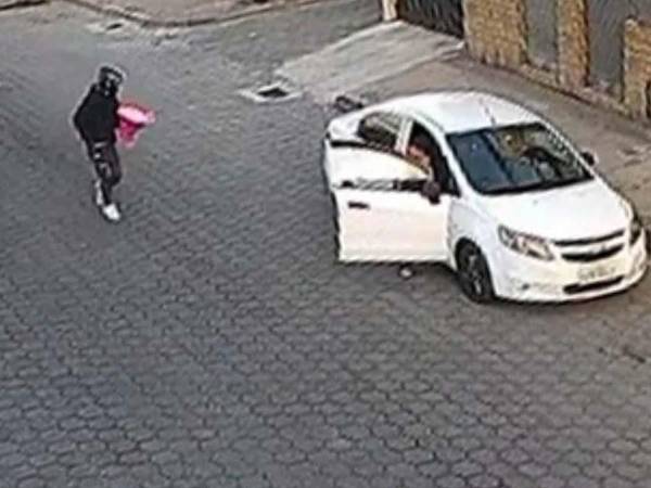 La comunidad educativa se encuentra consternada tras el violento asesinato de la docente Adriana Sáenz, ocurrido la tarde de ayer en plena vía pública, en un hecho que ha generado indignación y temor entre vecinos y colegas.