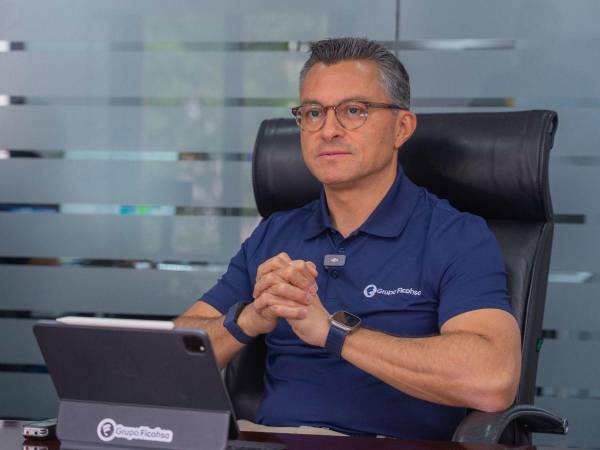 Rodrigo Membreño, primer vicepresidente de Banca de Consumo de Banco Ficohsa, explicó la dinámica para adquirir el 10% de descuento.