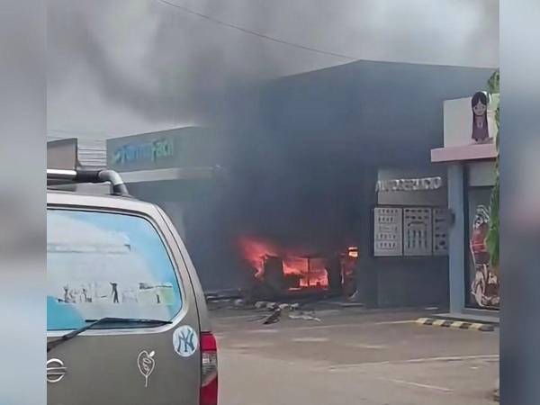 Las llamas consumieron por completo un reconocido restaurante en la ciudad de Choluteca la tarde de este domingo.