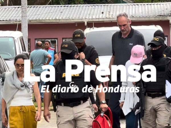 Agentes de la Atic cuando capturaron a las cuatro personas por supuestas agresiones en albergue de Choloma; investigan además la muerte de una menor.