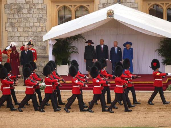 El rey Carlos III y Donad Trump pasaron revista a la Guardia Real en el castillo de Windsor, a las afueras de Londres, como parte de la ceremonia de bienvenida al presidente de Estados Unidos en su visita de Estado al Reino Unido.
