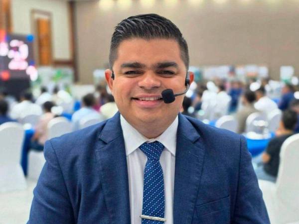 El reconocido comentarista deportivo hondureño, Rely Maradiaga, respondió recientemente a la interrogante ampliamente compartida en redes sociales sobre si aspira a convertirse en pastor evangélico. En una entrevista íntima, aclaró con sencillez.