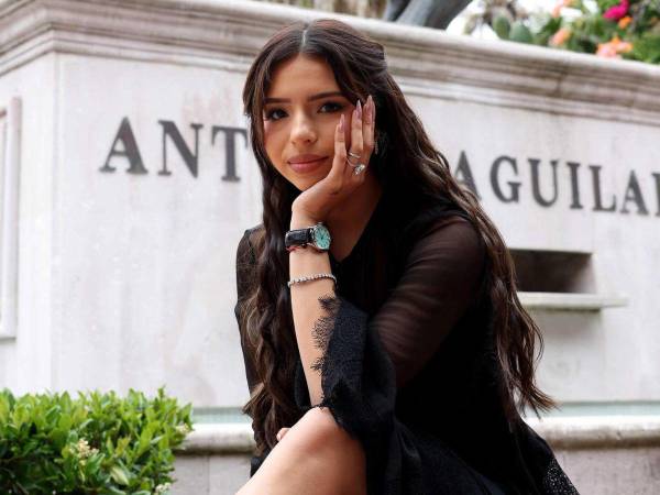 Ángela Aguilar abrió su corazón durante una conversación con el periodista y amigo Jomari Goyso, con quien habló sobre algunos de los retos que ha enfrentado a lo largo de su trayectoria, particularmente por haber crecido bajo el peso de uno de los apellidos más reconocidos de la música mexicana.