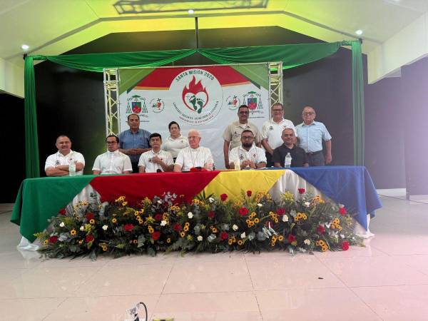 Monseñor Miguel Lenihan junto a los sacerdotes que coordinan la actividad brindaron una conferencia de prensa ayer para dar detalles .