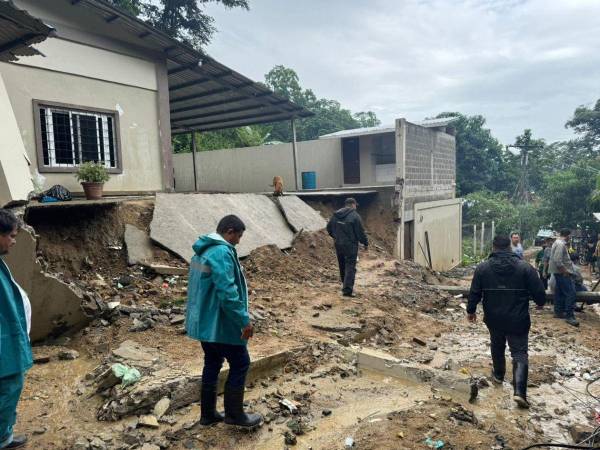 Con las lluvias un muro en una iglesia en la colonia La Primavera cedió, los equipos municipales supervisaron la situación.