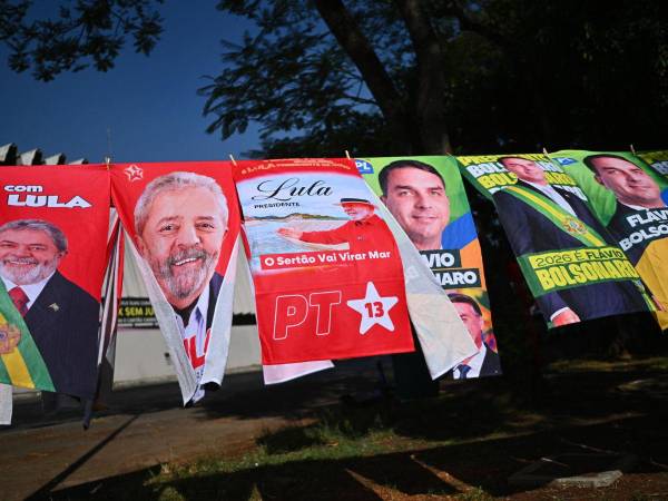 Fotografía de archivo del 28 de septiembre que muestra banderas con la imagen del presidente de Brasil y candidato a la reelección, Luiz Inácio Lula da Silva, y del candidato presidencial Flávio Bolsonaro, en Brasilia (Brasil).