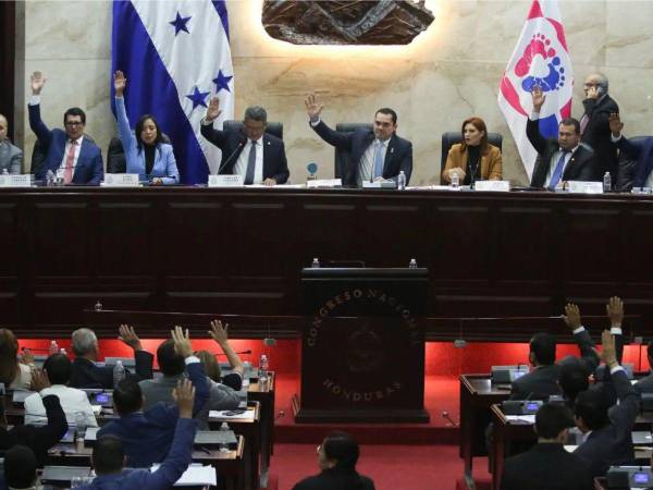 La propuesta asciende a un monto consolidado de 455,374.7 millones de lempiras, instrumento que fue turnado de inmediato a la Comisión de Presupuesto para su correspondiente análisis.