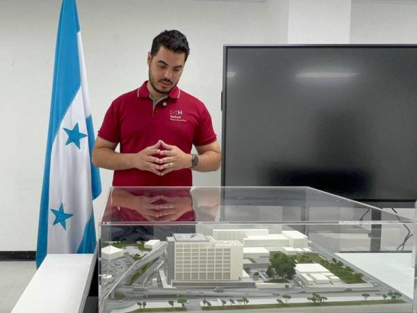 El doctor Gabriel Paredes, director del hospital Mario Rivas muestra la maqueta del hospital de trauma.
