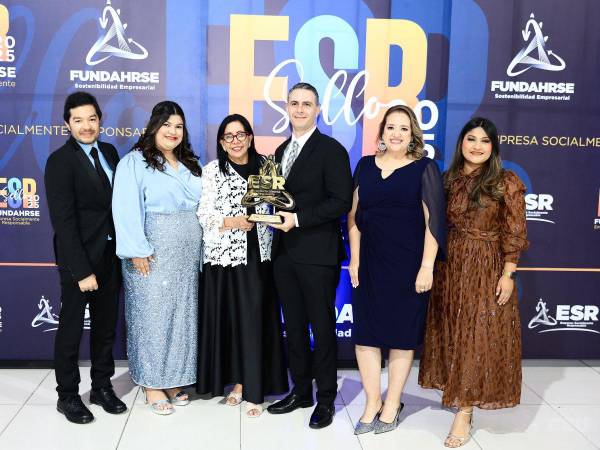 Ejecutivos de Expresso Americano, durante la ceremonia de entrega del Sello Fundahrse.