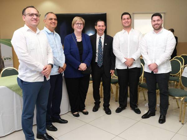 Las autoridades de la UTH posan con la Embajadora Dogu, en un encuentro que sin duda ha sido de mucho provecho para ambas partes.