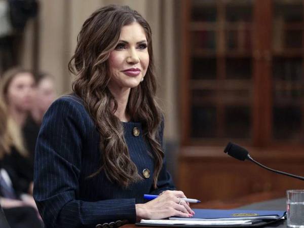 La secretaria de Seguridad Nacional, Kristi Noem, pide a los migrantes usar la aplicación CBP Home para autodeportarse de EEUU.