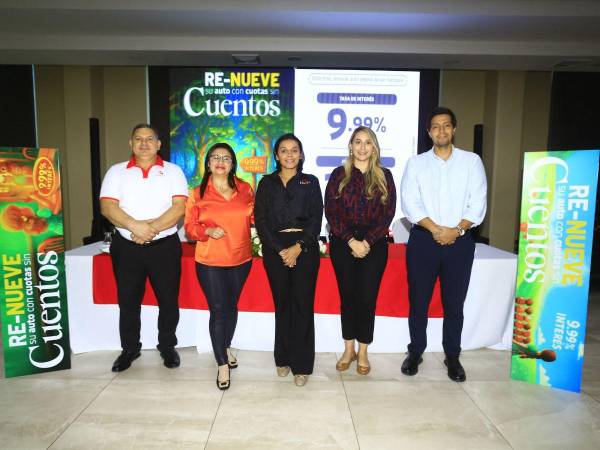 Ejecutivos de Excel durante el lanzamiento de la campaña “Re-nueve su Auto con cuotas sin Cuentos”, una iniciativa que busca facilitar la renovación vehicular en Honduras.