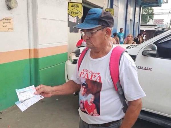 Un hondureño acude a reclamar bono de comida entregado en el centro para migrantes retornados.