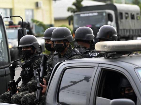 Policías militares hondureños durante un operativo.